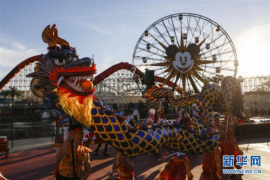 （國際&middot;圖文互動(dòng)）（3）通訊：美國迪士尼加州冒險(xiǎn)樂園紅紅火火迎鼠年