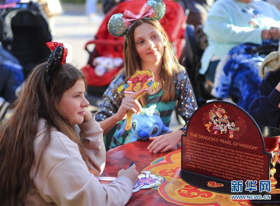 （國際&middot;圖文互動(dòng)）（5）通訊：美國迪士尼加州冒險(xiǎn)樂園紅紅火火迎鼠年