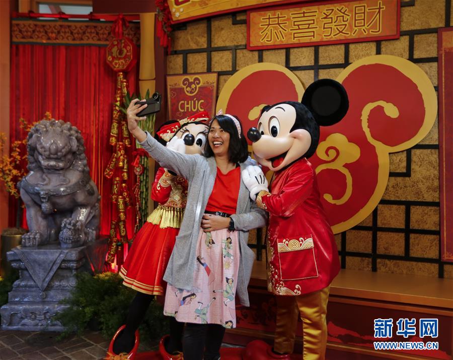 （國際&middot;圖文互動(dòng)）（8）通訊：美國迪士尼加州冒險(xiǎn)樂園紅紅火火迎鼠年