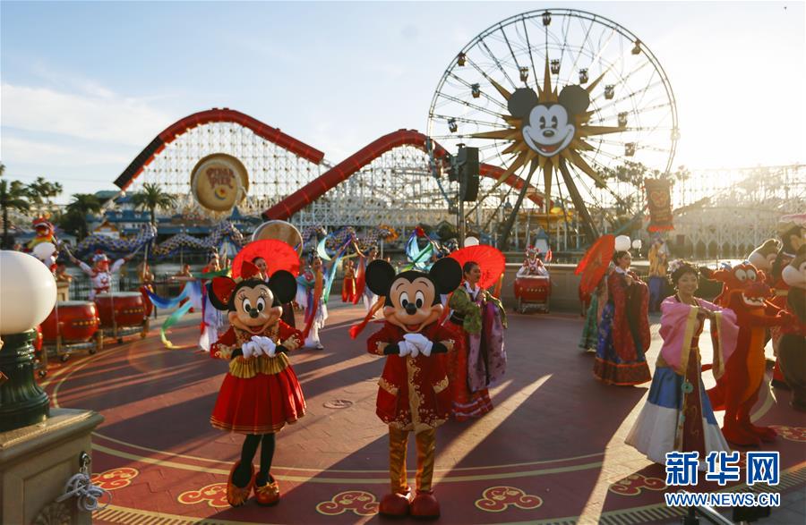 （國際&middot;圖文互動(dòng)）（10）通訊：美國迪士尼加州冒險(xiǎn)樂園紅紅火火迎鼠年