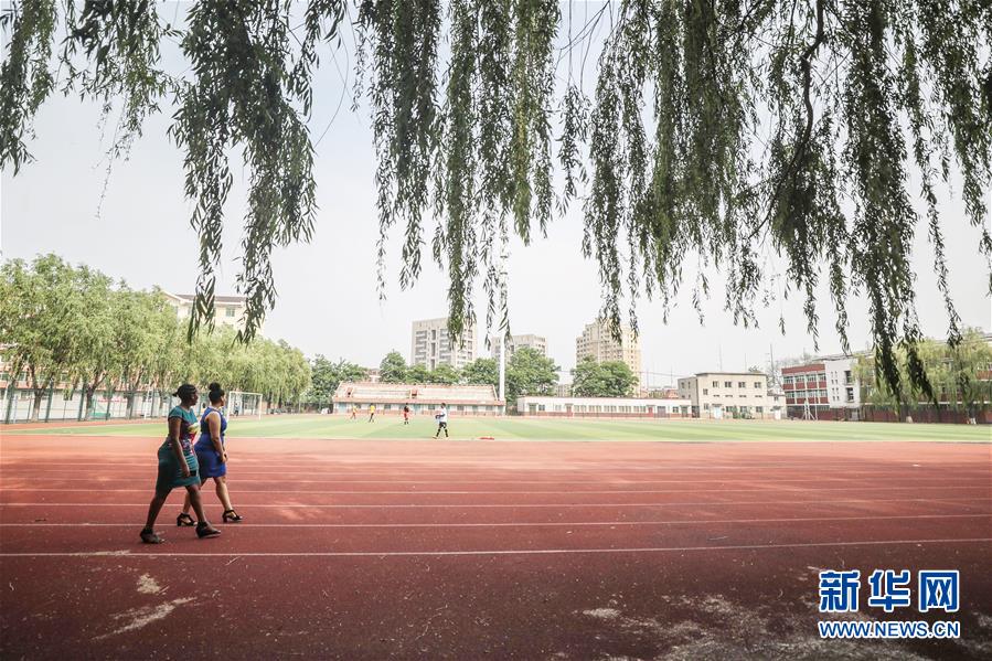 （中非團(tuán)結(jié)抗疫故事&middot;圖文互動）（1）坦桑尼亞留學(xué)生譚麗：離家千里 生活一樣溫暖而多彩