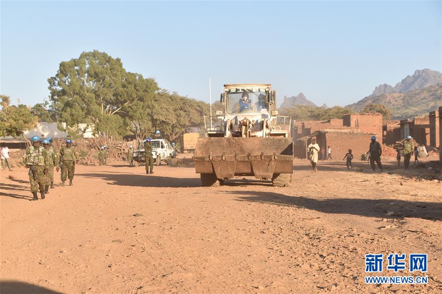 （國際&middot;圖文互動(dòng)）（1）中國第16批赴蘇丹達(dá)爾富爾維和工兵分隊(duì)星夜救援友軍步戰(zhàn)車