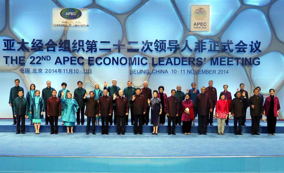 習近平和夫人彭麗媛與APEC各經(jīng)濟體領(lǐng)導人及配偶集體合影