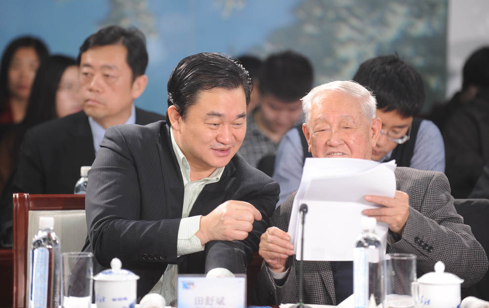 新華網(wǎng)董事長(zhǎng)、總裁田舒斌與軍事科學(xué)院原副院長(zhǎng)糜振玉在現(xiàn)場(chǎng)交流