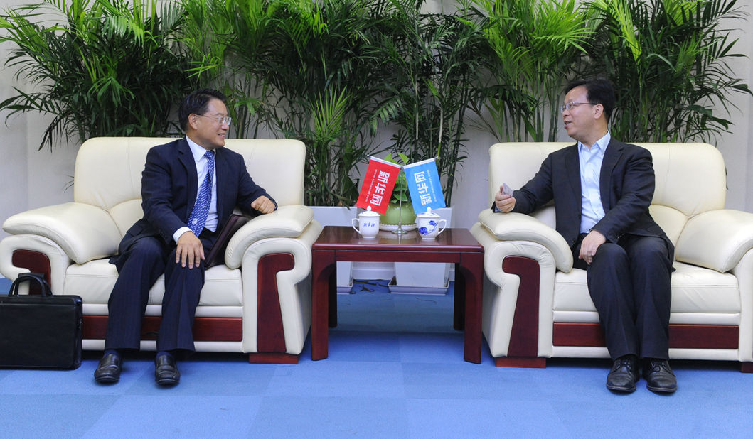 新華網(wǎng)黨委常委、副總編輯劉加文在訪談前會見李勇