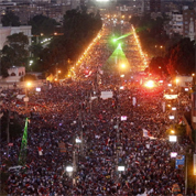 抗議者&ldquo;射&rdquo;直升機