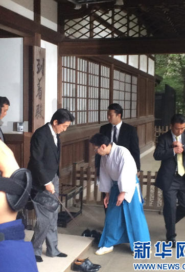 安倍為何不顧?quán)彿磳?，?zhí)意參拜？