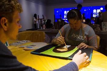 教&ldquo;天真者&rdquo;作畫(huà)